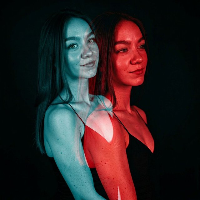 3D экспозиция в сине-красных тонах